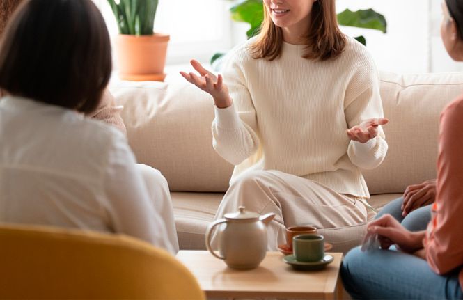 Группа женщин ведёт разговор